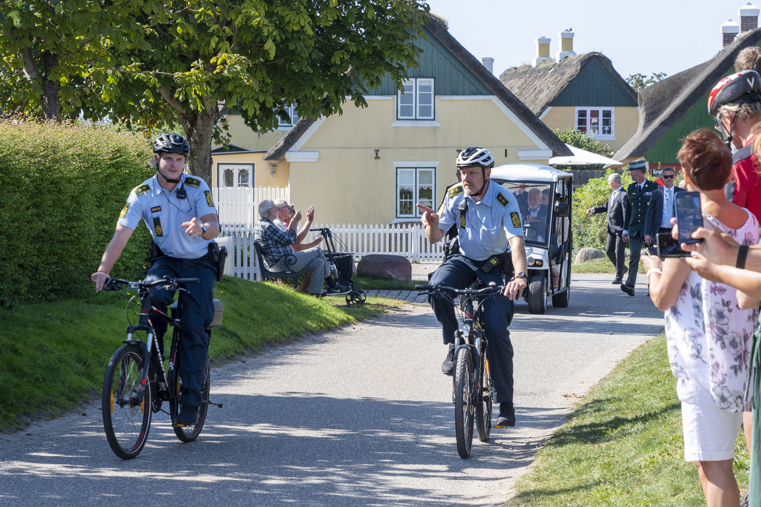 Cykelbetjente sørger for trafikken i Sønderho